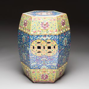 A Chinese famille rose blue and yellow-ground hexagonal garden seat, 19th C. — photo 3