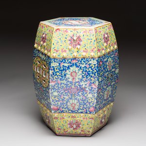 A Chinese famille rose blue and yellow-ground hexagonal garden seat, 19th C. — photo 4