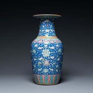A Chinese famille rose blue-ground 'bajixiang' vase, 19th C. — 照片 2