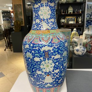 A Chinese famille rose blue-ground 'bajixiang' vase, 19th C. — 照片 7