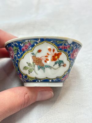 A Chinese famille rose blue-ground cup and saucer, and a 'faux-bois' cup and saucer, Yongzheng/Qianlong — photo 3