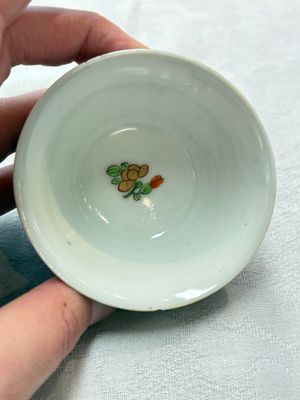 A Chinese famille rose blue-ground cup and saucer, and a 'faux-bois' cup and saucer, Yongzheng/Qianlong — photo 4
