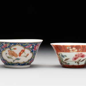 A Chinese famille rose blue-ground cup and saucer, and a 'faux-bois' cup and saucer, Yongzheng/Qianlong — photo 4