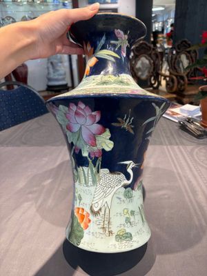 A Chinese famille rose blue-ground 'Lotus Pond' vase, Daoguang mark, 20th C. — foto 1