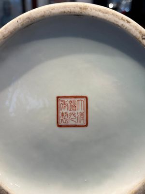 A Chinese famille rose blue-ground 'Lotus Pond' vase, Daoguang mark, 20th C. — foto 11