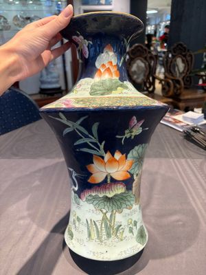 A Chinese famille rose blue-ground 'Lotus Pond' vase, Daoguang mark, 20th C. — foto 2