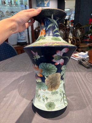 A Chinese famille rose blue-ground 'Lotus Pond' vase, Daoguang mark, 20th C. — foto 3