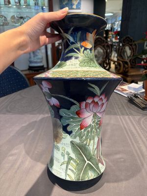A Chinese famille rose blue-ground 'Lotus Pond' vase, Daoguang mark, 20th C. — foto 4