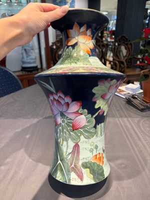 A Chinese famille rose blue-ground 'Lotus Pond' vase, Daoguang mark, 20th C. — foto 5