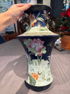 A Chinese famille rose blue-ground 'Lotus Pond' vase, Daoguang mark, 20th C. — foto 6