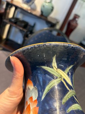A Chinese famille rose blue-ground 'Lotus Pond' vase, Daoguang mark, 20th C. — foto 9