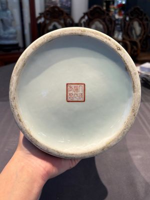 A Chinese famille rose blue-ground 'Lotus Pond' vase, Daoguang mark, 20th C. — foto 10