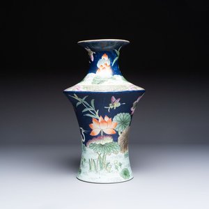 A Chinese famille rose blue-ground 'Lotus Pond' vase, Daoguang mark, 20th C. — foto 1