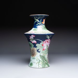 A Chinese famille rose blue-ground 'Lotus Pond' vase, Daoguang mark, 20th C. — foto 2