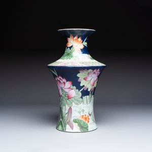 A Chinese famille rose blue-ground 'Lotus Pond' vase, Daoguang mark, 20th C. — foto 3