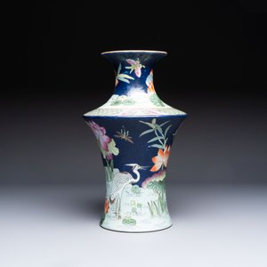A Chinese famille rose blue-ground 'Lotus Pond' vase, Daoguang mark, 20th C. — foto 4