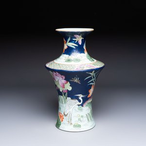 A Chinese famille rose blue-ground 'Lotus Pond' vase, Daoguang mark, 20th C. — foto 5