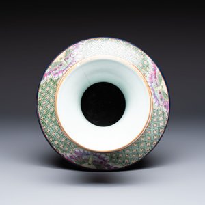 A Chinese famille rose blue-ground 'Lotus Pond' vase, Daoguang mark, 20th C. — foto 6