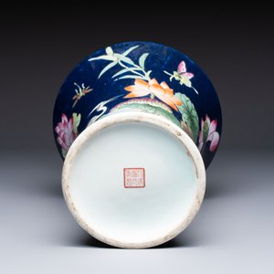 A Chinese famille rose blue-ground 'Lotus Pond' vase, Daoguang mark, 20th C. — foto 7