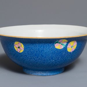 A Chinese famille rose blue ground sgraffiato bowl, Qianlong mark, 19th C. — photo 1