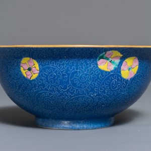 A Chinese famille rose blue ground sgraffiato bowl, Qianlong mark, 19th C. — photo 2