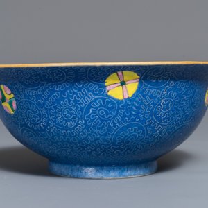 A Chinese famille rose blue ground sgraffiato bowl, Qianlong mark, 19th C. — photo 5