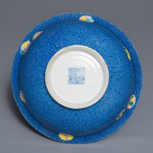 A Chinese famille rose blue ground sgraffiato bowl, Qianlong mark, 19th C. — photo 6