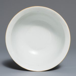 A Chinese famille rose blue ground sgraffiato bowl, Qianlong mark, 19th C. — photo 7