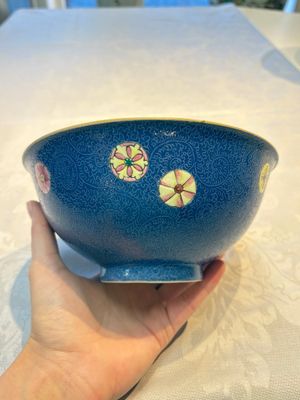 A Chinese famille rose blue-ground sgraffito bowl, Qianlong mark and of the period — photo 1