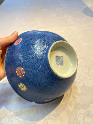 A Chinese famille rose blue-ground sgraffito bowl, Qianlong mark and of the period — photo 11