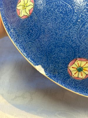 A Chinese famille rose blue-ground sgraffito bowl, Qianlong mark and of the period — photo 12