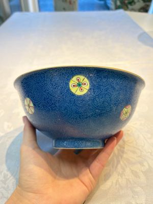 A Chinese famille rose blue-ground sgraffito bowl, Qianlong mark and of the period — photo 2
