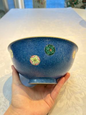 A Chinese famille rose blue-ground sgraffito bowl, Qianlong mark and of the period — photo 3