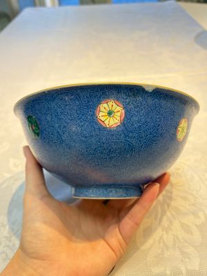 A Chinese famille rose blue-ground sgraffito bowl, Qianlong mark and of the period — photo 4
