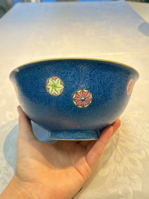 A Chinese famille rose blue-ground sgraffito bowl, Qianlong mark and of the period — photo 5