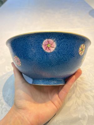 A Chinese famille rose blue-ground sgraffito bowl, Qianlong mark and of the period — photo 6