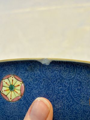 A Chinese famille rose blue-ground sgraffito bowl, Qianlong mark and of the period — photo 7