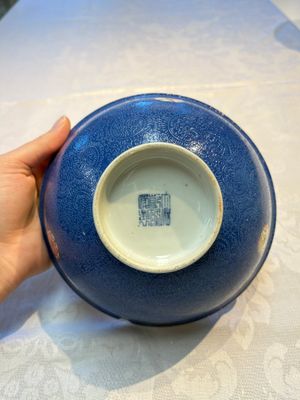 A Chinese famille rose blue-ground sgraffito bowl, Qianlong mark and of the period — photo 9