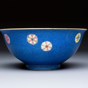 A Chinese famille rose blue-ground sgraffito bowl, Qianlong mark and of the period — photo 1