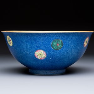 A Chinese famille rose blue-ground sgraffito bowl, Qianlong mark and of the period — photo 2