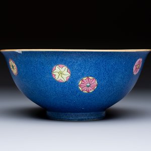 A Chinese famille rose blue-ground sgraffito bowl, Qianlong mark and of the period — photo 3