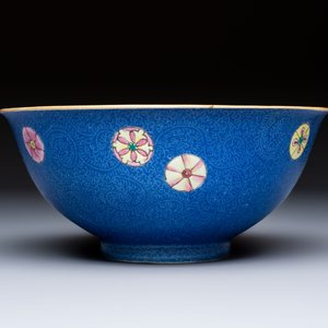 A Chinese famille rose blue-ground sgraffito bowl, Qianlong mark and of the period — photo 4