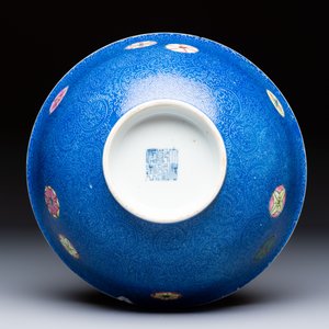 A Chinese famille rose blue-ground sgraffito bowl, Qianlong mark and of the period — photo 6