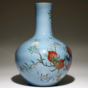 A Chinese famille rose blue ground tianqiuping “Nine peaches” vase, 19/20th C. — 照片 2