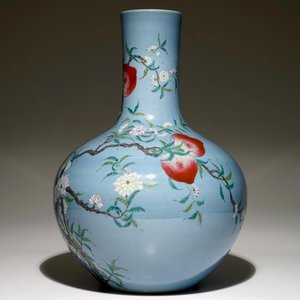 A Chinese famille rose blue ground tianqiuping “Nine peaches” vase, 19/20th C. — 照片 4