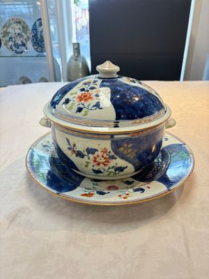 A Chinese famille rose blue-ground tureen, cover and stand, Qianlong — 照片 1