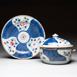 A Chinese famille rose blue-ground tureen, cover and stand, Qianlong — 照片 1