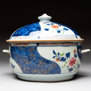A Chinese famille rose blue-ground tureen, cover and stand, Qianlong — 照片 2