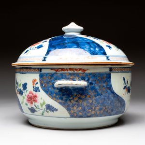 A Chinese famille rose blue-ground tureen, cover and stand, Qianlong — 照片 3