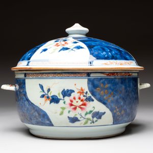 A Chinese famille rose blue-ground tureen, cover and stand, Qianlong — 照片 4